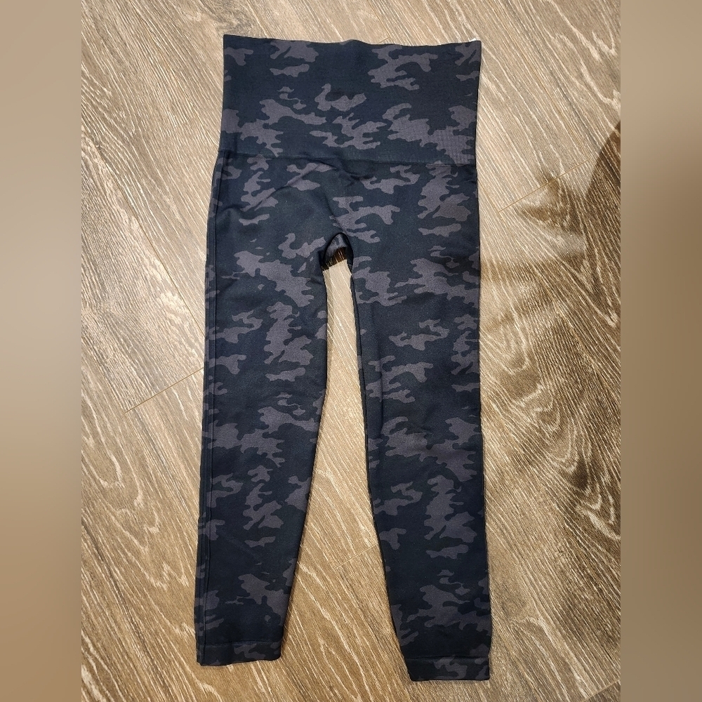 Spanx Look at Me Now Leggings in Black Camo size XL Brand New without tags - Picture 3 of 7